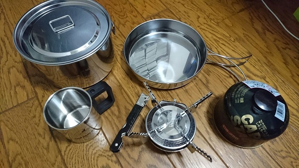 自炊用の調理器具の数々