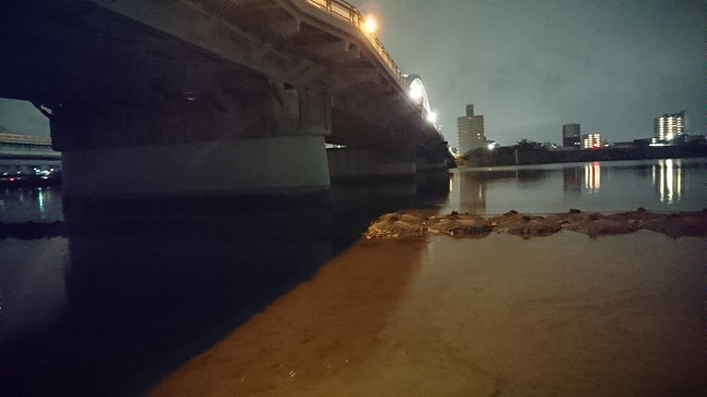四ツ木橋の川底の写真