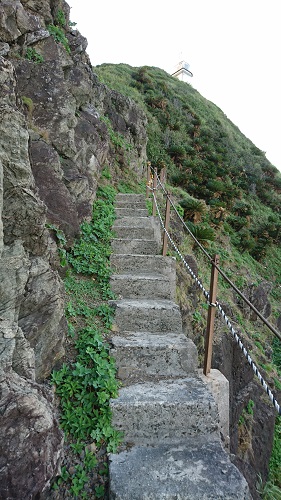 幅の狭い急な階段