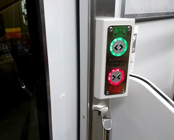 押しボタン式の電車の扉