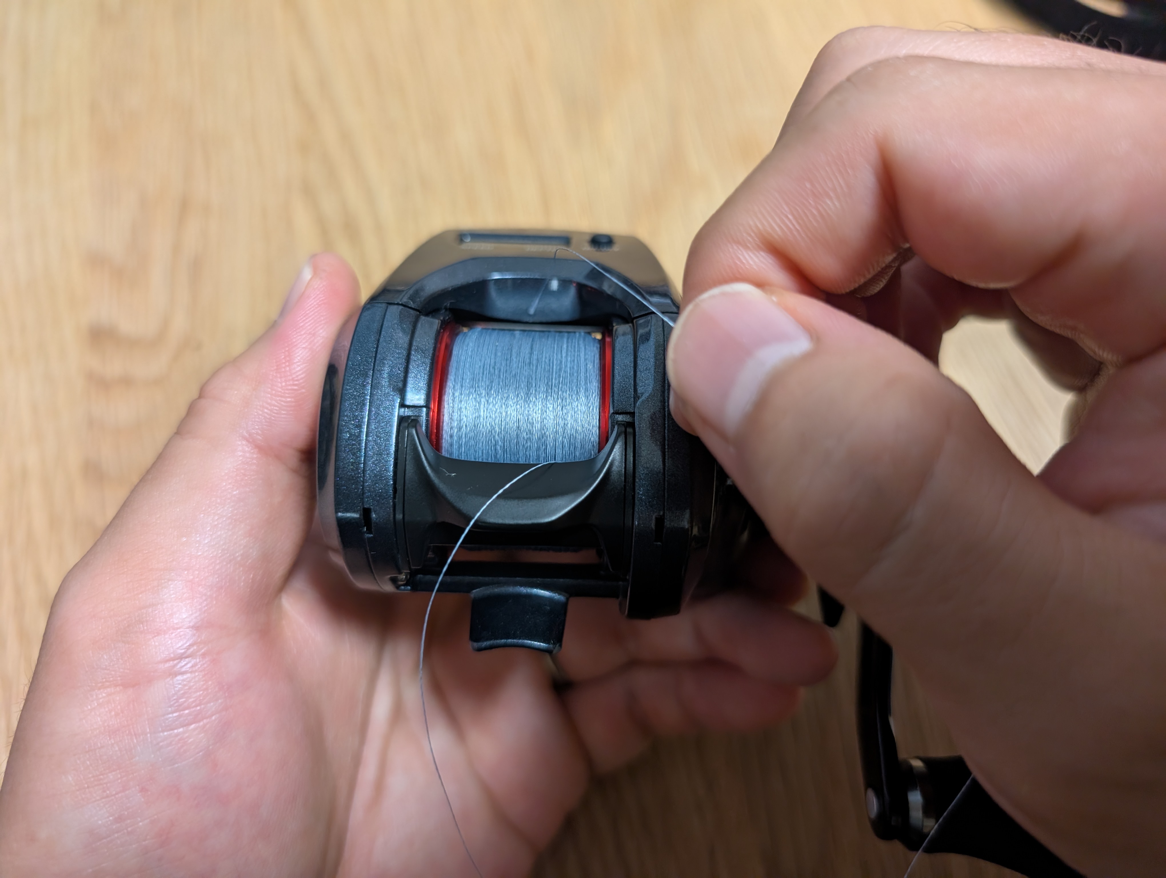 レベルワインドに糸を通す様子