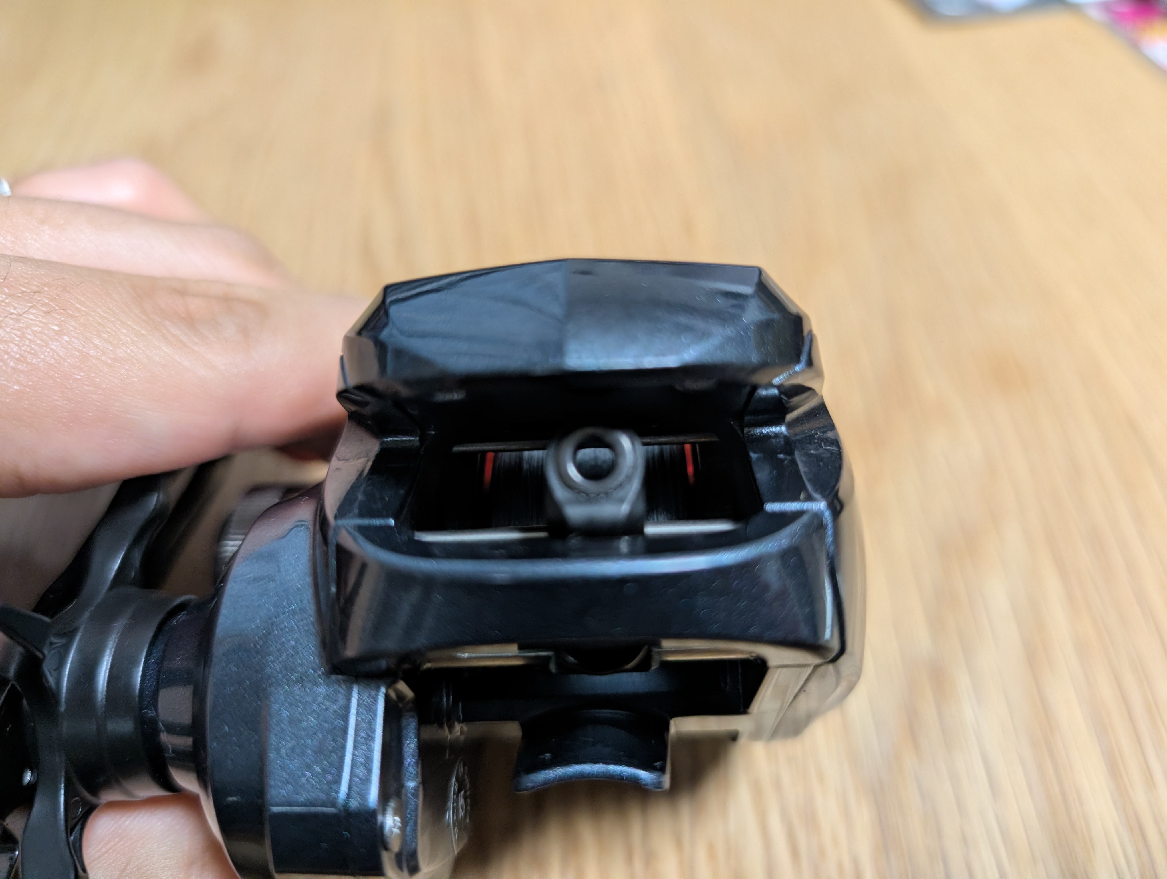 スプールの中央に位置するレベルワインド